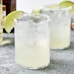 Mr & Mrs Skinny Margarita Mix, 1L Bottle&ndash; Premium Cocktail Mixer for Margarita Mix, Ready to Use