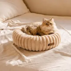 Boersma Donut Cat Bed &ndash; Fluffy Washable Round Calming Pet Bed for Indoor Cats, Kittens & Small Dogs with Non-Slip Bottom