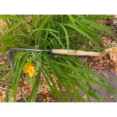 DeWit Cape Cod Right-Hand P-Grip Weeder &ndash; Ergonomic Tool for Effortless Weeding