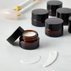 Juvale 24 Pack 5ml Amber Glass Cosmetic Jars with Lids and 6 Spatulas for Beauty Products, Samples, Lip Balm, 1.4x1 in