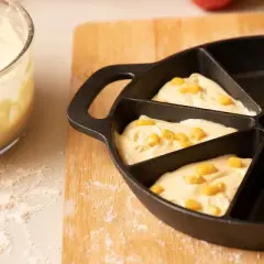 Bruntmor Round Cast Iron Biscuit Pan/Skillet with handle, 8 edges, Black