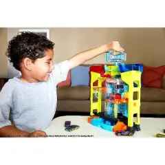 Hot Wheels Stunt & Splash Car Wash Playset