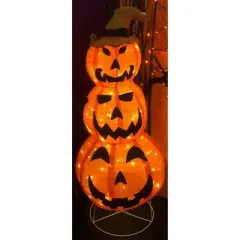 Season's Designs 4 ft Orange Stack of 3 Jack-o-Lantern Halloween Pumpkins with Witch Hat Decoration Metal, Indoor/Outdoor Use, Ground Freestanding,