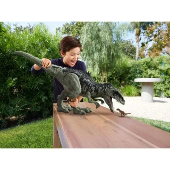 Jurassic World: Dominion Super Colossal Giganotosaurus Action Figure image {1}