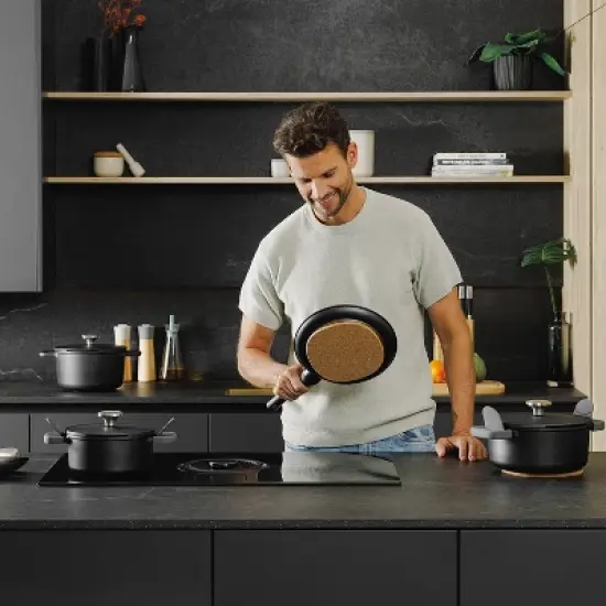 BergHOFF Balance Magnetic Cork Trivet 7", Recycled Material image {4}