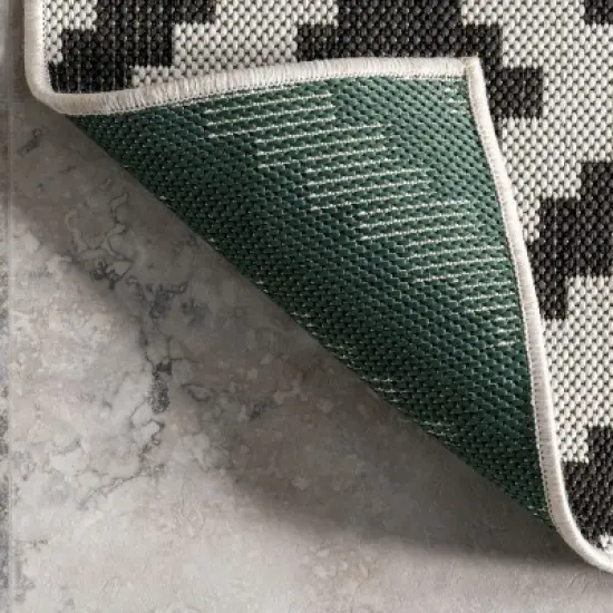 nuLOOM Darrow Moroccan Diamond Indoor/Outdoor Patio Area Rug image {6}