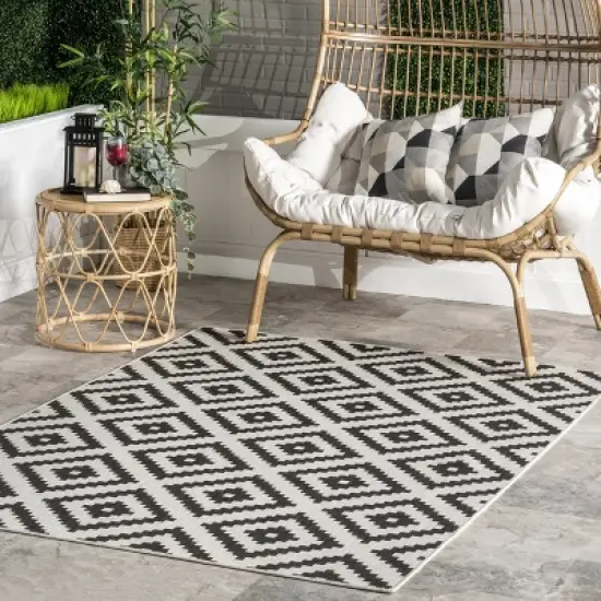 nuLOOM Darrow Moroccan Diamond Indoor/Outdoor Patio Area Rug image {1}