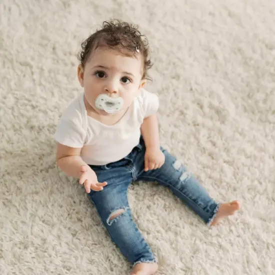 Dr. Brown's Advantage One-Piece Lightweight Silicone Pacifier Stage One, with one Glow-in-the-Dark Pacifier - 3pk image {16}