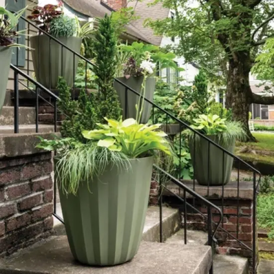 Crescent Garden Pleat Modern Round Indoor/Outdoor Planter Pot Black 23'' image {2}