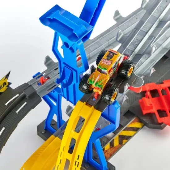 Monster Jam Garage Playset image {5}