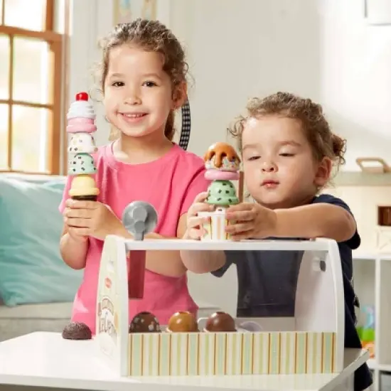 Melissa & Doug Scoop & Serve Ice Cream Counter image {5}
