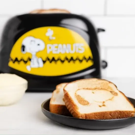 Uncanny Brands Peanuts Snoopy Toaster image {1}