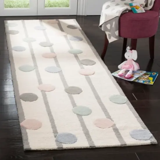 Safavieh Kids SFK909 Hand Tufted Area Rug  - Safavieh image {1}