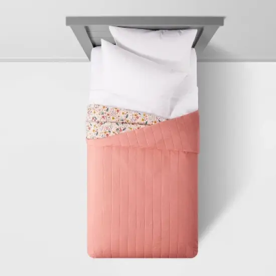 Garden Floral Cotton Kids' Quilt - Pillowfort&trade; image {5}