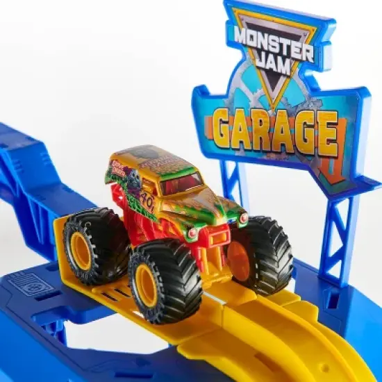 Monster Jam Garage Playset image {6}
