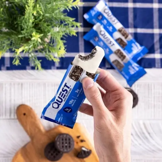 Quest Nutrition Hero Protein Bar - Crispy Cookies & Cream image {7}