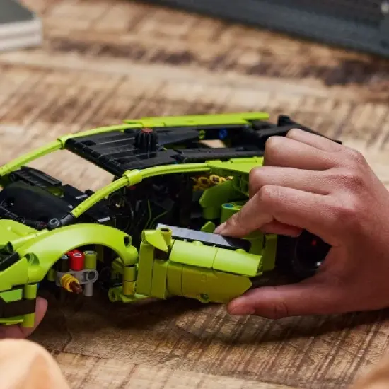 LEGO Technic Lamborghini Hurac&aacute;n Tecnica Advanced Sports Car Building Kit 42161 image {4}