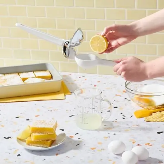 Chef'n FreshForce Lemon Squeezer Citrus Juicer, Premium Quality, Max Extraction, Baking White image {2}