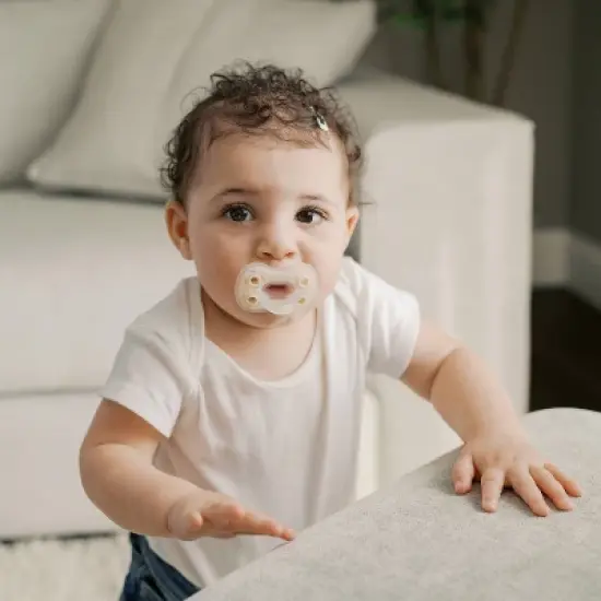 Dr. Brown's Advantage One-Piece Lightweight Silicone Pacifier Stage One, with one Glow-in-the-Dark Pacifier - 3pk image {14}