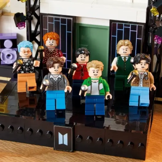 LEGO Ideas BTS Dynamite Model Kit 21339 image {4}