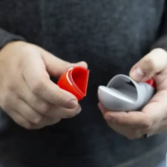 Sunbeam Battery Operated Portable Lint and Fuzz Remover Fabric Shaver with Comfort Handle, Grey image {6}