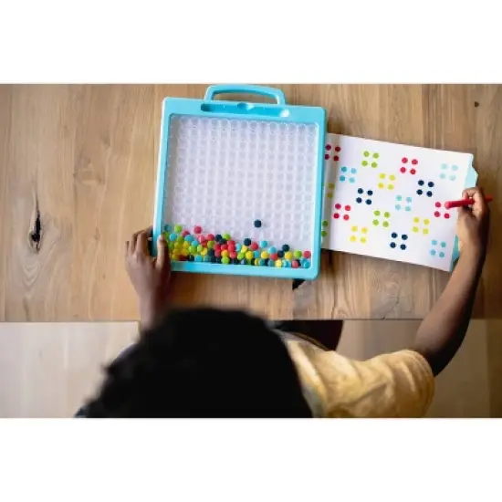 Chuckle & Roar Magnetic Dot Art Designer Travel Art Kit image {7}