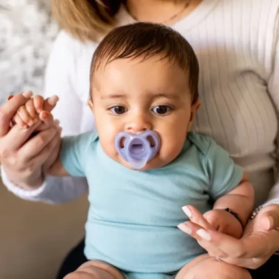 Tommee Tippee Ultra-Light Silicone Baby Pacifier 0-6m - 4pk image {1}