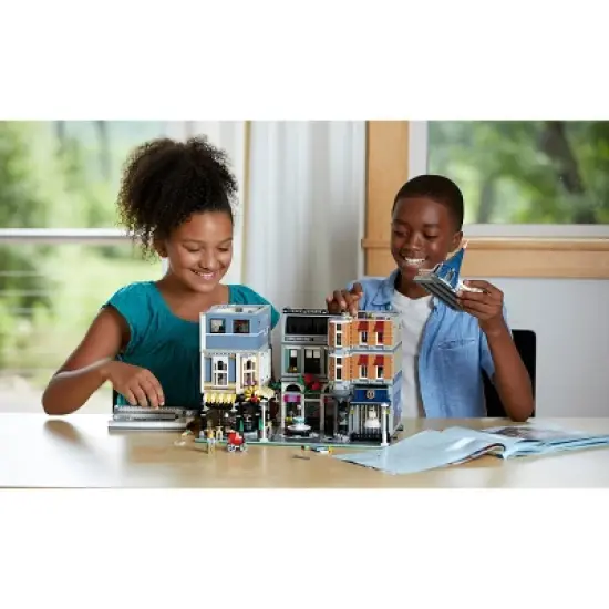 LEGO Creator Expert Assembly Square 10255 image {2}