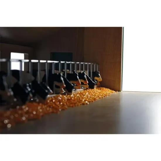 Universal Hobbies 1/32 Deluxe Cattle Barn 610540 image {2}