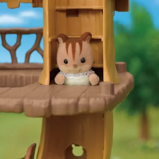 Calico Critters Lakeside Lodge Gift Set, Dollhouse Playset with Collectible Figure, Furniture and Accessories  image {3}