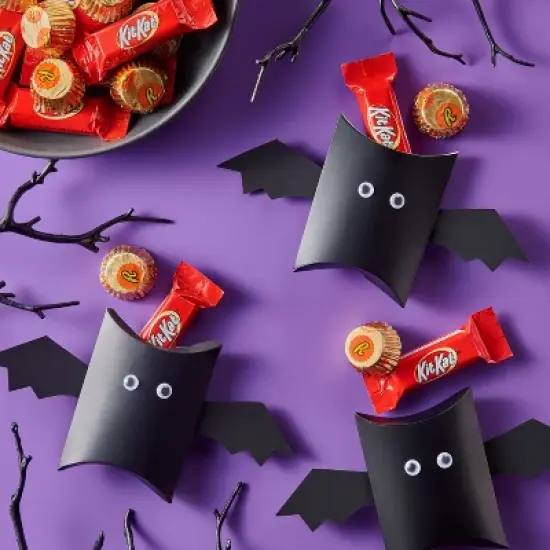 Reese's and Kit Kat Miniatures Milk Chocolate Assortment Candy Variety Pack - 33.36oz image {4}