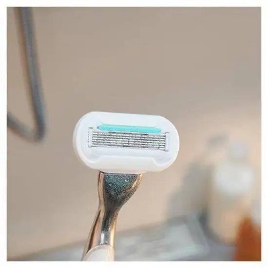 Venus Deluxe Smooth Sensitive Women's Razor Blade Refills image {3}