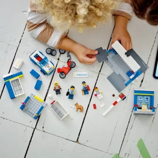 LEGO City Police Station Chase Set with Police Car Toy 60370 image {4}