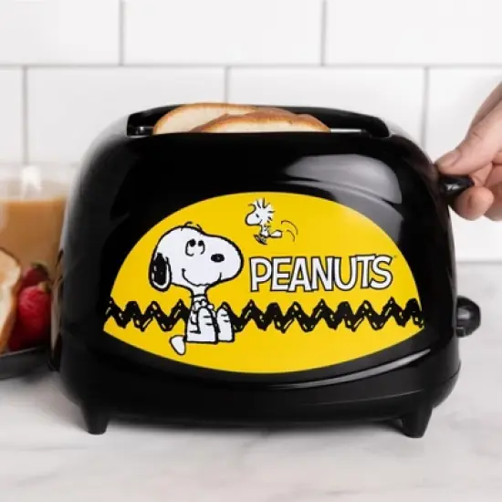 Uncanny Brands Peanuts Snoopy Toaster image {2}