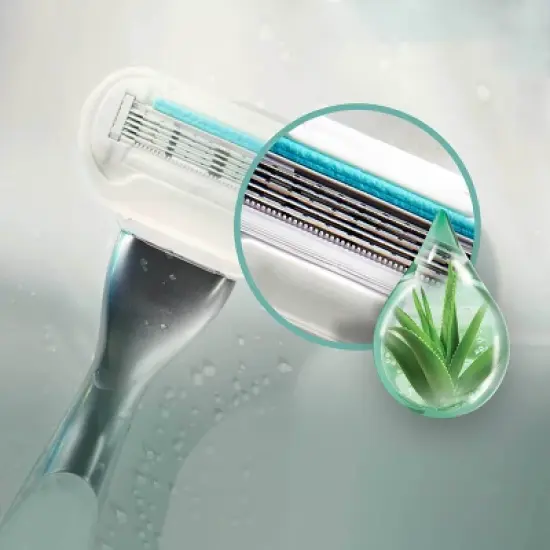 Venus Deluxe Smooth Sensitive Women's Razor Blade Refills image {2}