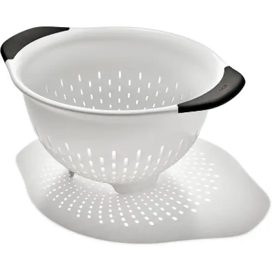 Good Grips 3 QT Plastic Colander image {6}