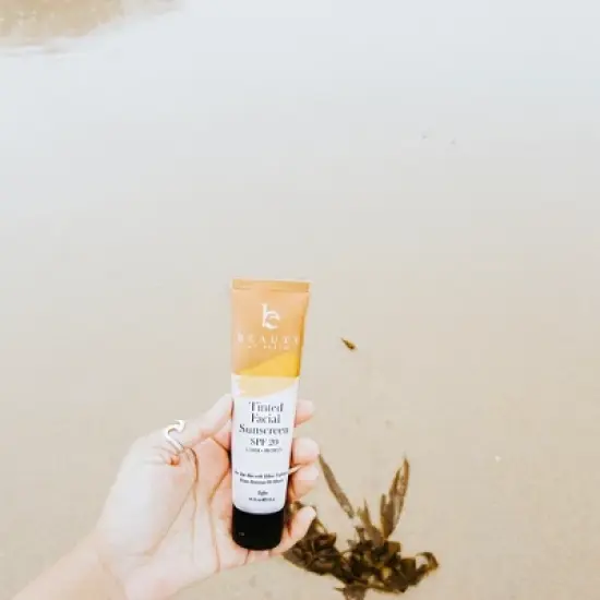 Beauty by Earth Tinted Facial Sunscreen SPF 20 image {2}