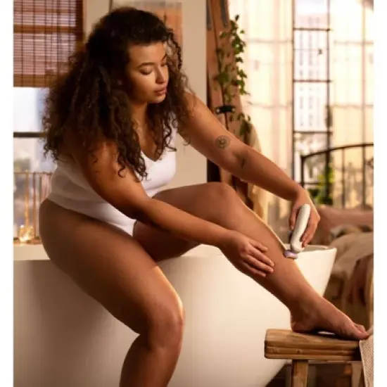 Philips Series 6000 Wet & Dry Women's Rechargeable Electric Shaver - BRL136/00 - 4pc image {6}