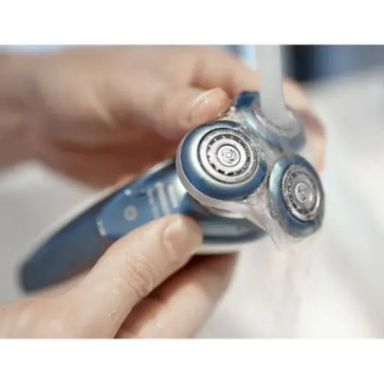 Philips Norelco 7500 for Sensitive Skin Wet & Dry Men's Rechargeable Electric Shaver - S7371/84 image {9}