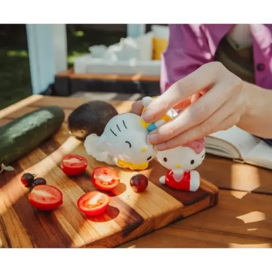 Silver Buffalo Sanrio Hello Kitty and Mimmy Ceramic Salt and Pepper Shaker Set image {7}