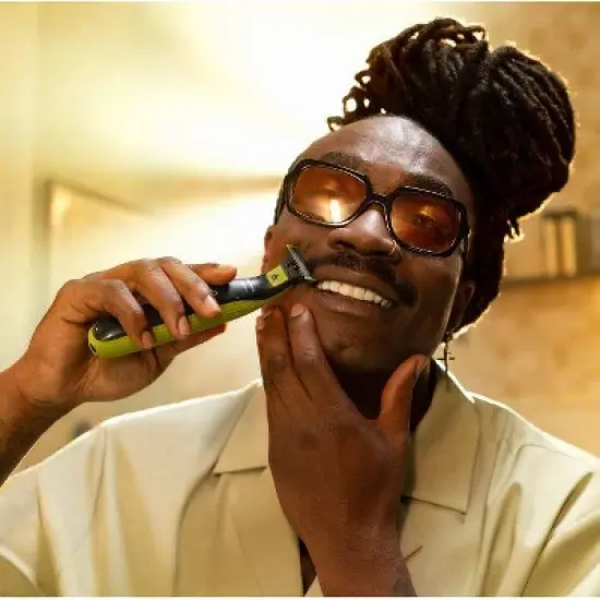 Philips Norelco OneBlade 360 Face Rechargeable Men's Electric Shaver and Trimmer - QP2724/70 image {4}