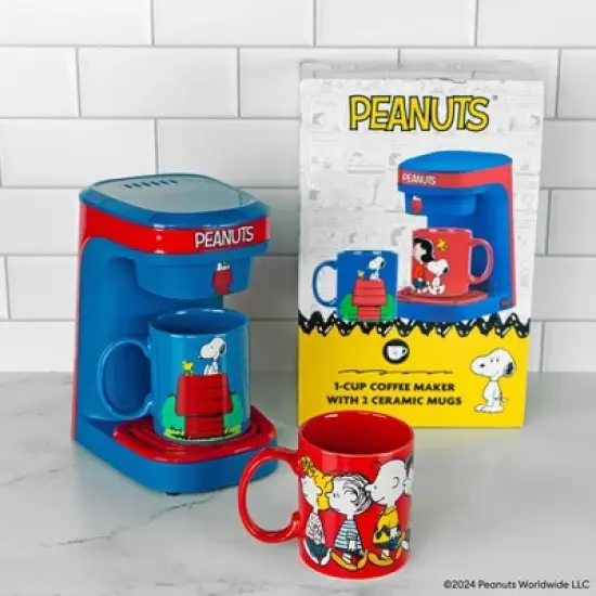 Uncanny Brands Peanuts Single Cup Coffee Maker Gift Set with 2 Mugs image {1}