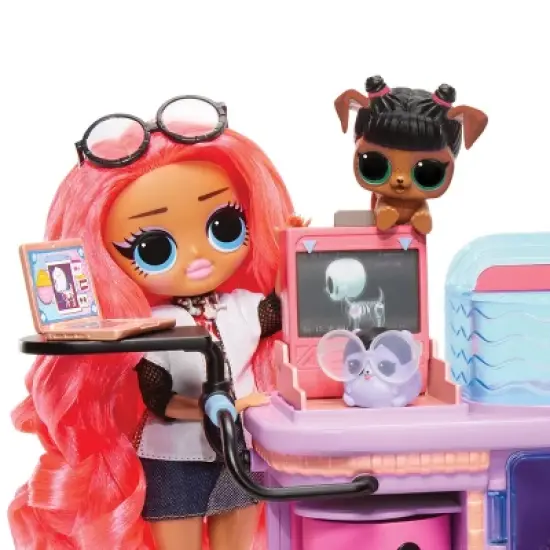 L.O.L. Surprise! O.M.G. Rescue Vet Set with 45+ Surprises image {4}