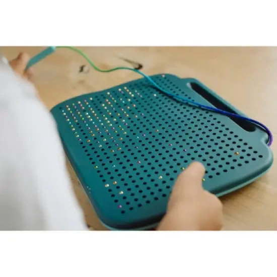 Chuckle & Roar Magnetic Rainbow Draw &ndash; Magnetic Drawing Pad image {4}