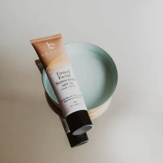 Beauty by Earth Tinted Facial Sunscreen SPF 20 image {9}