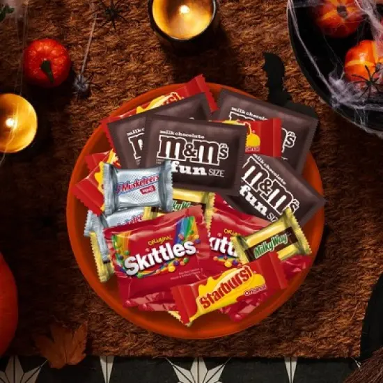 Mars - Skittles, Twix, Starburst, Milky Way & 3 Musketeers Chocolate and Fruity Trick or Treat Halloween Candy Variety Bag - 43.86oz/135ct image {2}