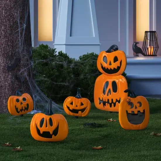 20" Pumpkins Scene Setter Halloween Decorative Prop Kit - Hyde and EEK! Boutique&trade; image {1}
