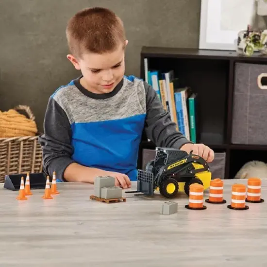 Tomy 1/16 Big Farm Yellow New Holland L225 Skid Steer Set with Accessories 47351 image {5}