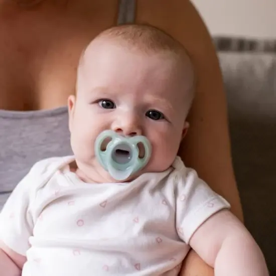 Tommee Tippee Ultra-Light Silicone Baby Pacifier 0-6m - 4pk image {4}