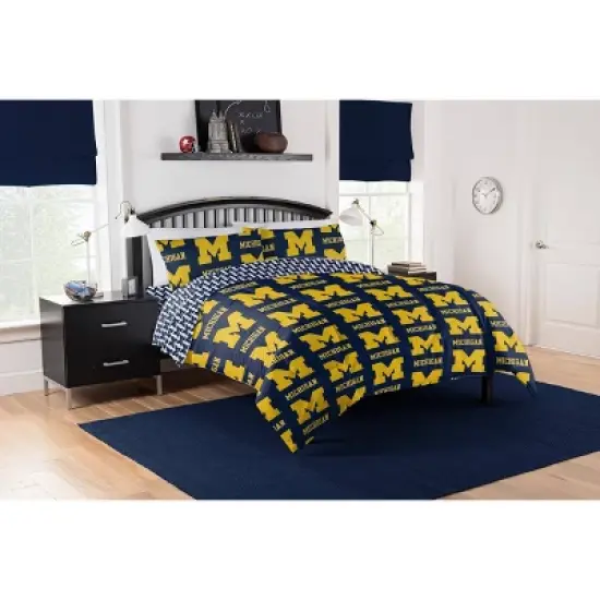 NCAA Michigan Wolverines Rotary Bed Set image {1}